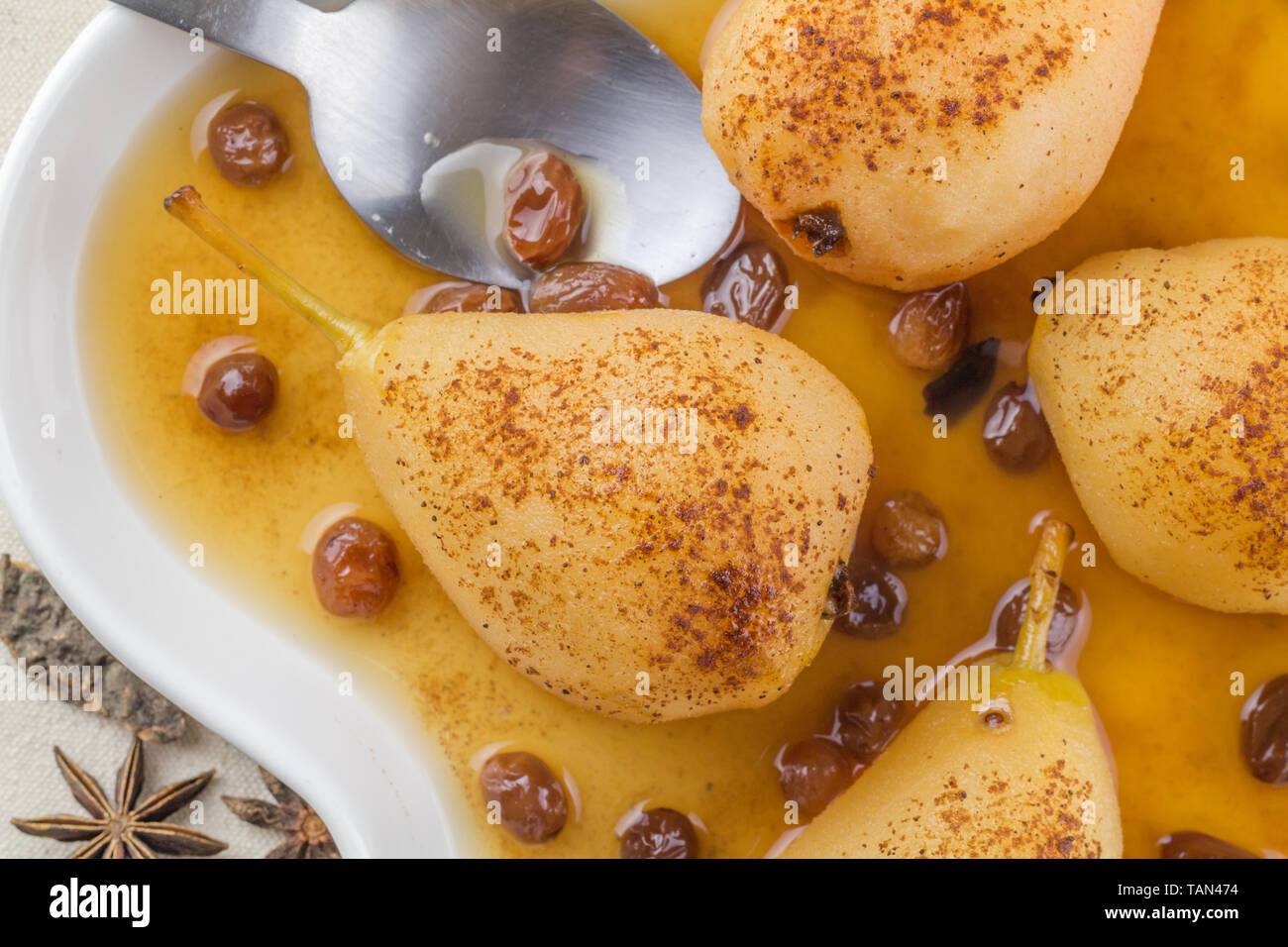 Spice affogato le pere di vaniglia sciroppo di passito - vista superiore foto Foto Stock