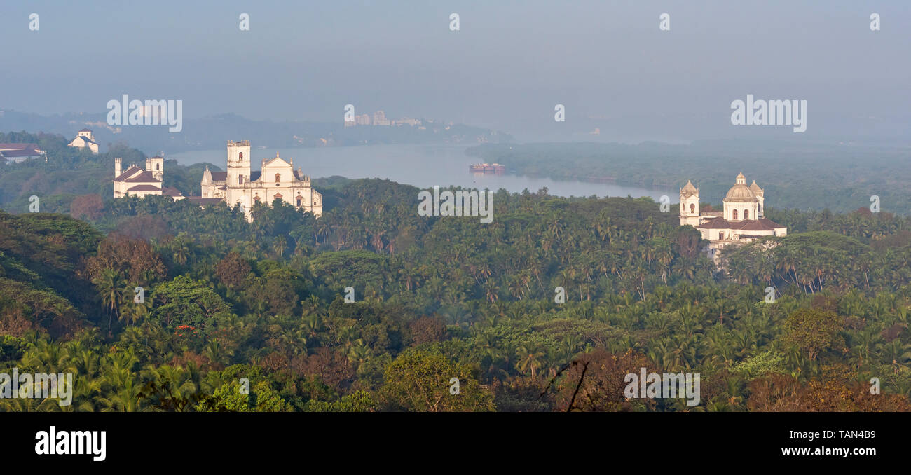 Vista panoramica di chiese e conventi della vecchia Goa, India Foto Stock