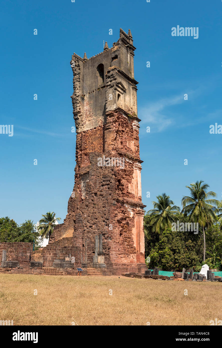 Torre di diruta chiesa di Sant'Agostino, Old Goa, India Foto Stock