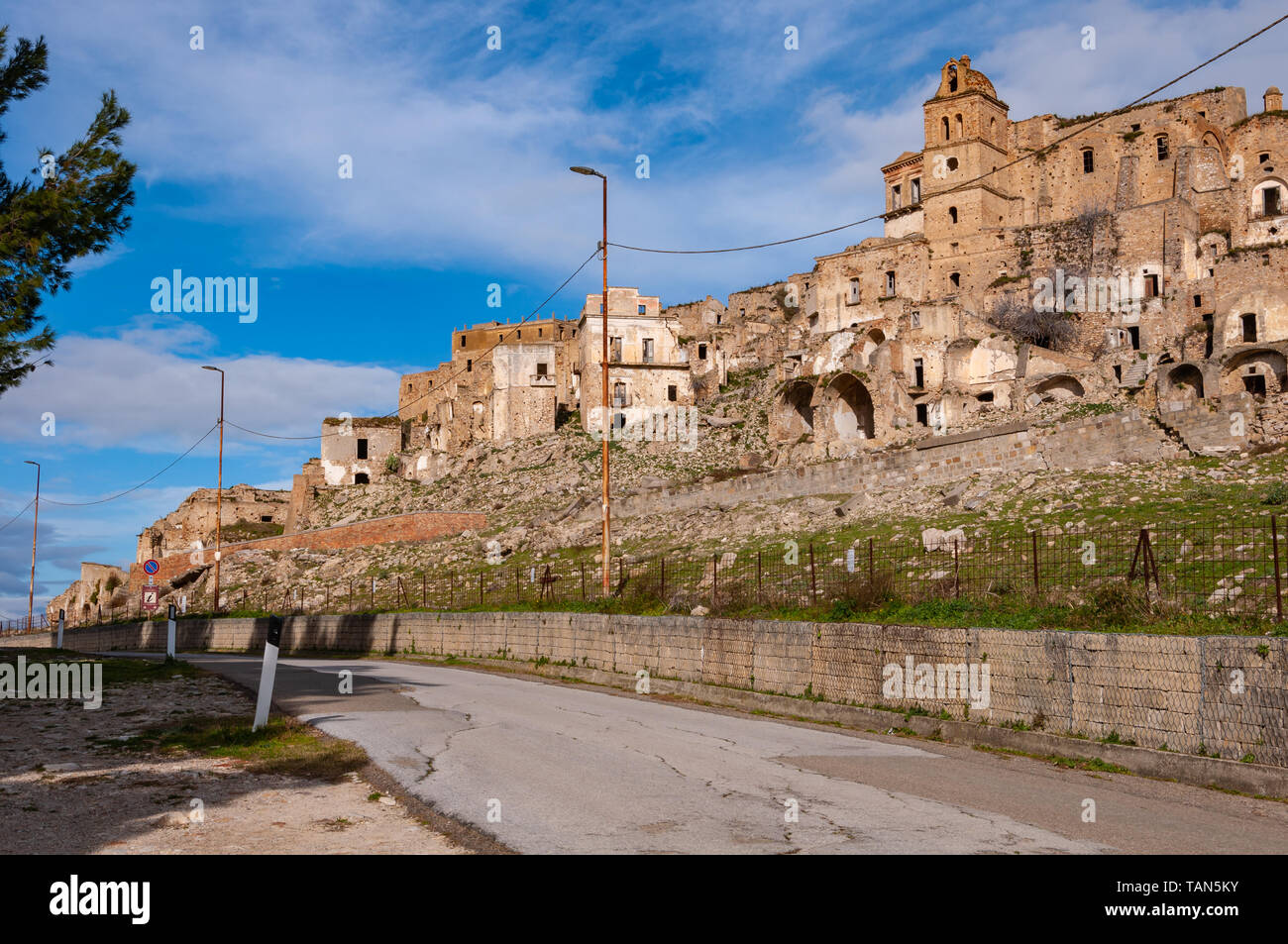 Craco, la città fantasma vicino a Matera, la città di pietre. Craco famoso  nel mondo per essere usato nei film e pubblicità Foto stock - Alamy