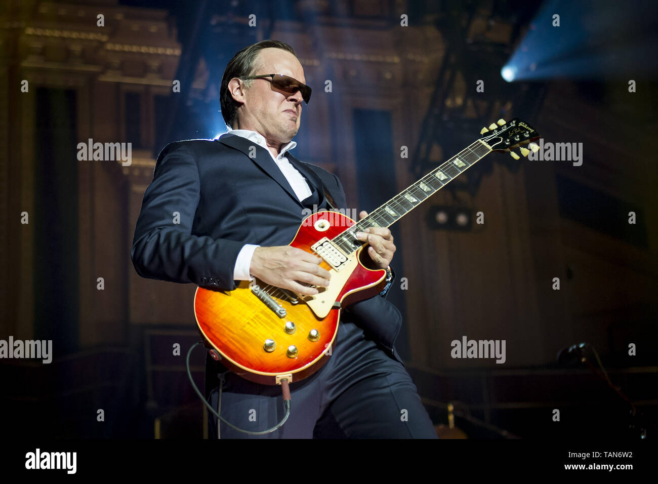 Joe Bonamassa esegue sul palco durante il primo dei tre spettacoli presso la Royal Albert Hall dotata di: Joe Bonamassa dove: Londra, Regno Unito quando: 24 Apr 2019 Credit: Neil Lupin/WENN Foto Stock