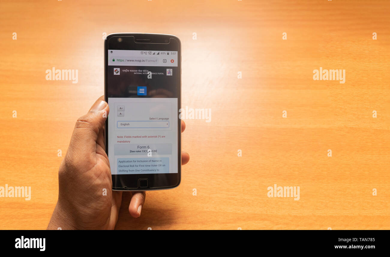 Maski, India 27,maggio 2019 :Concetto di applicare elettore ID card online utilizzando il telefono cellulare Foto Stock