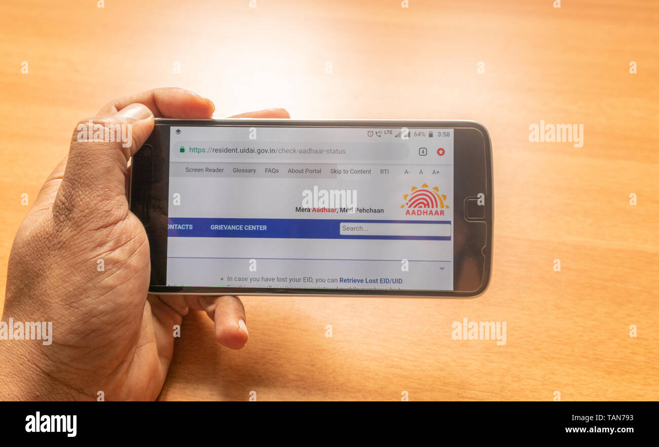 Maski, India 27,maggio 2019 :Concetto di applicare Aadhar card online utilizzando il telefono cellulare. Foto Stock