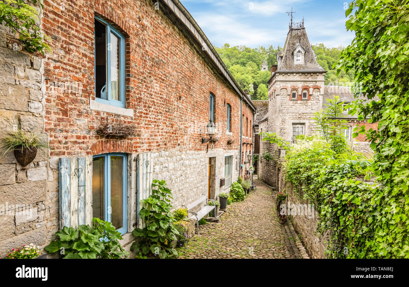 Più antiche e strette pavimentate strada acciottolata a Durbuy, Belgio. Foto Stock