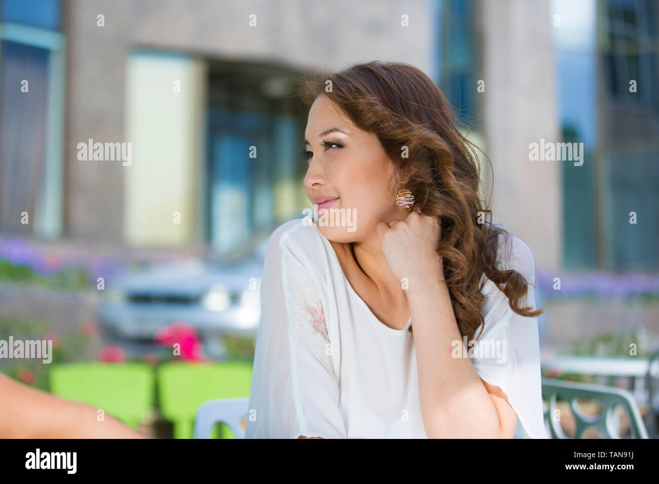 Fino, osservando le donne, persona, spostamento, umana, bellezza, persone, face, bella femmina, sorridente, uno, capelli, adulti e giovani, occhio, espressione, moda, denti, Foto Stock