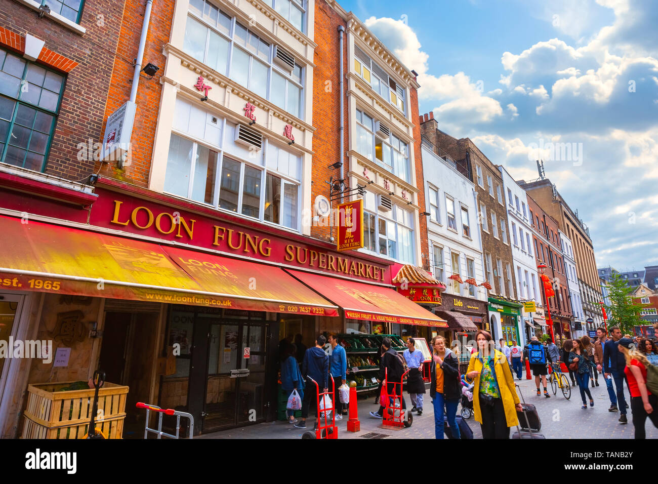 London, Regno Unito - 13 Maggio 2018: Londra Chinatown a Gerrard Street contiene un certo numero di ristoranti cinesi, panifici, supermercati, negozi di souvenir e oth Foto Stock