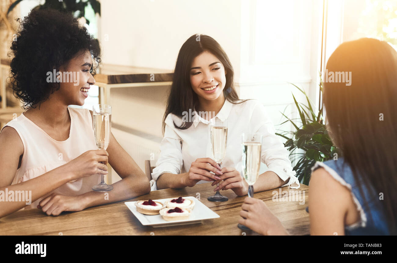 Ispirato alle ragazze persuase a raccontare un segreto da parte di un amico Foto Stock