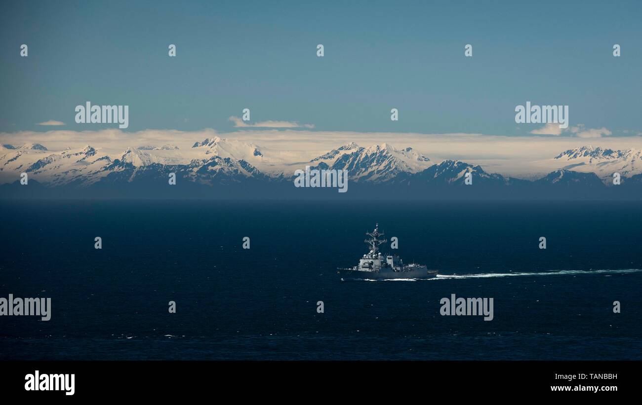 190524-N-XC372-1187 GOLFO DI ALASKA (24 maggio 2019) Il Arleigh Burke-class guidato-missile destroyer USS John Finn (DDG 113) transita il golfo di Alaska. Theodore Roosevelt sta conducendo le operazioni di routine nel Pacifico orientale. (U.S. Foto di Marina di Massa lo specialista di comunicazione 2a classe Anthony J. Rivera/rilasciato) Foto Stock