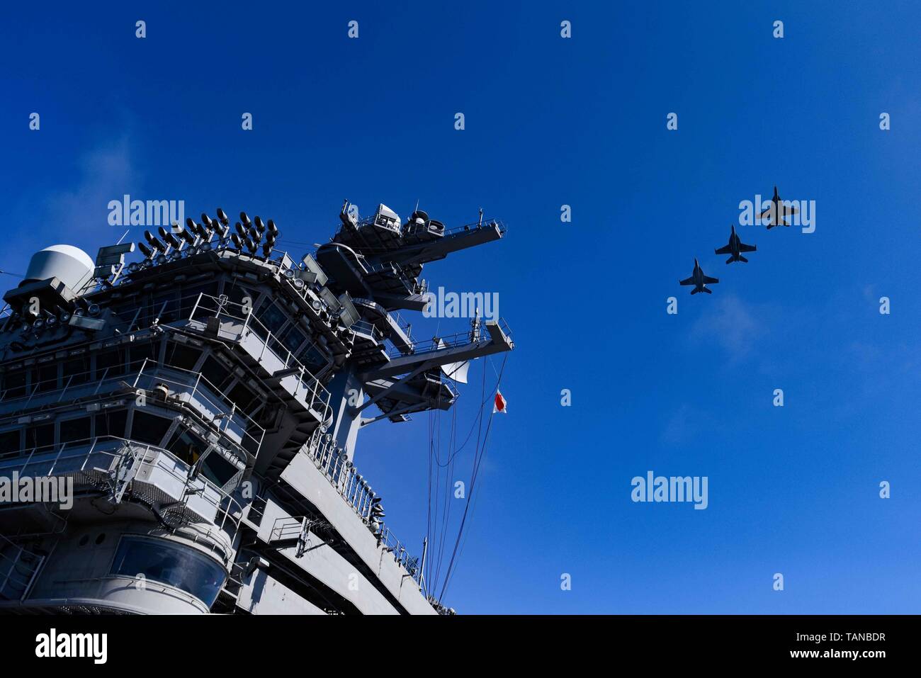 190524-N-SH180-1143 GOLFO DI ALASKA (24 maggio 2019) F/A-18 Super calabroni, assegnato al "Golden guerrieri" di Strike Fighter Squadron (VFA) 87, volare in formazione sulla portaerei USS Theodore Roosevelt CVN (71). Theodore Roosevelt sta conducendo le operazioni di routine nel Pacifico orientale. (U.S. Foto di Marina di Massa lo specialista di comunicazione di terza classe Zachary Wheeler/rilasciato) Foto Stock