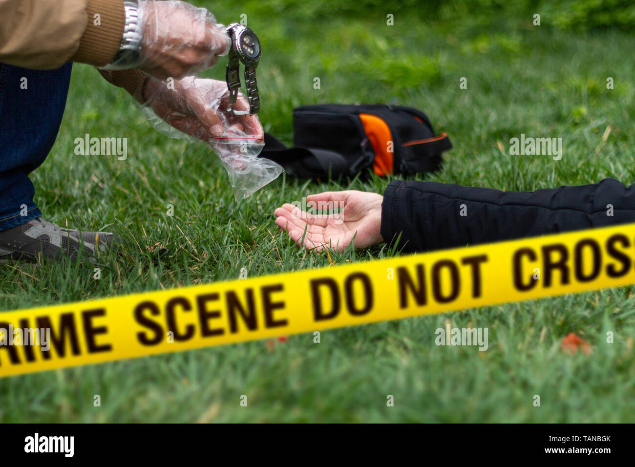 Ispettore di polizia di raccolta delle prove a scena del crimine Foto Stock