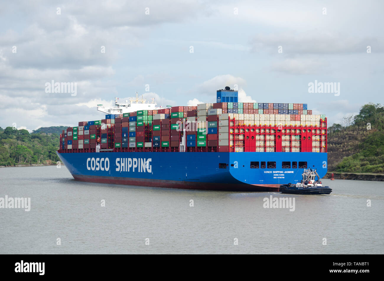 Cosco Shipping Jasmine costruito da Shanghai Jiangnan Changxing cantieristica, che transitano attraverso il canale di Panama all'ingresso della Culebra Cut Foto Stock