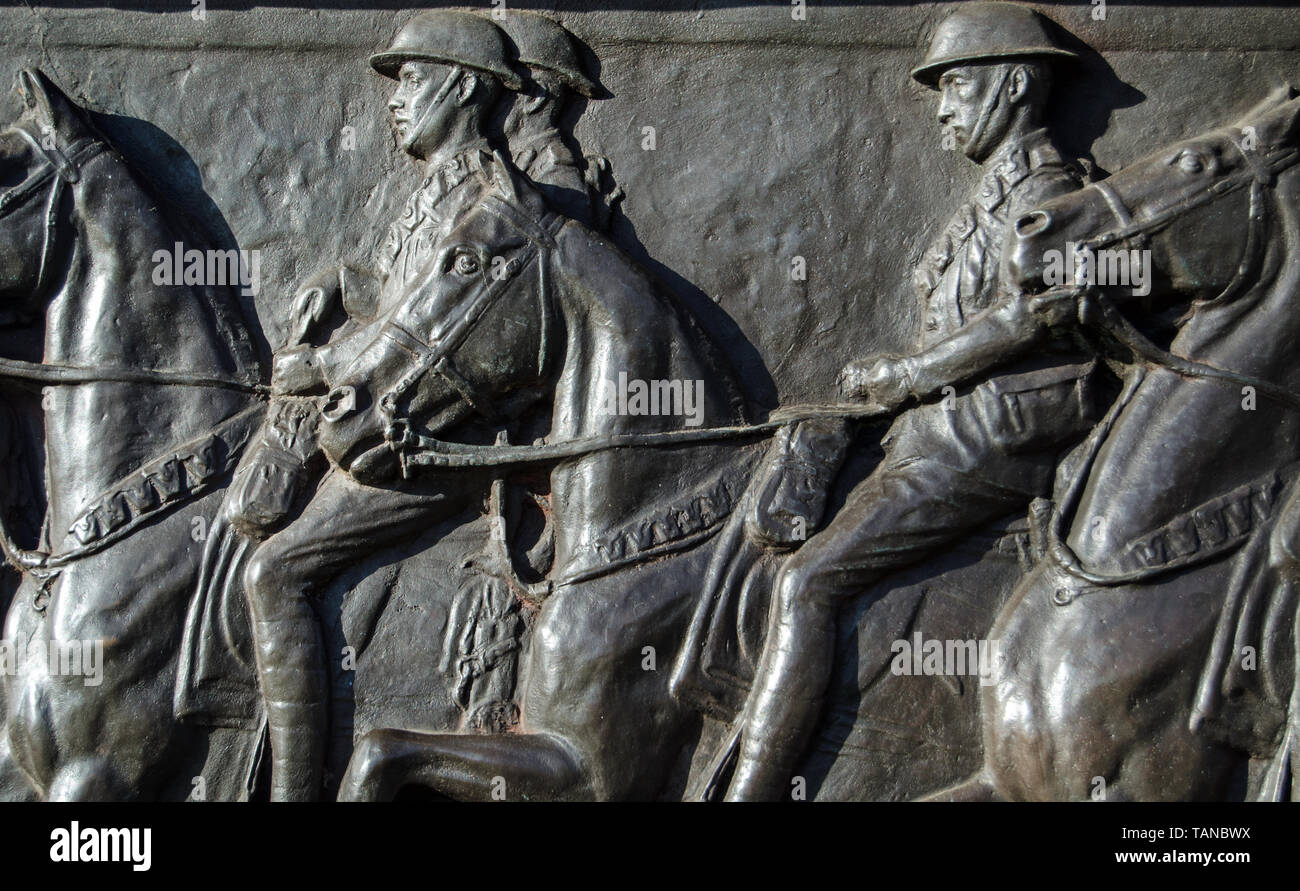 Particolare del fregio in bronzo della guerra mondiale i soldati in sella ai loro cavalli sulla cavalleria monumento dedicato a coloro che furono uccisi i combattimenti. Scolpita nel 1921 Foto Stock