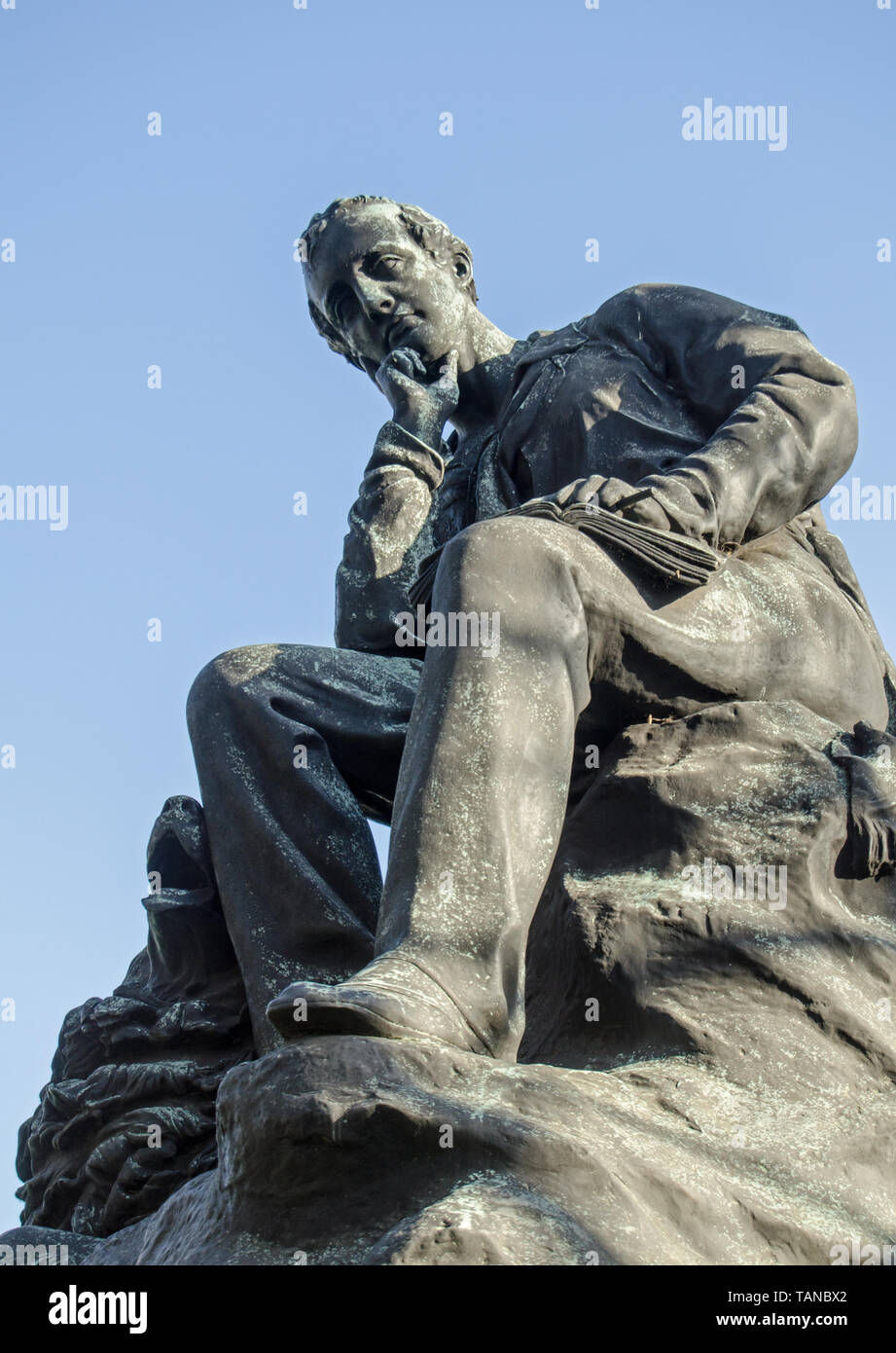 Statua commemorativa per il poeta George Gordon Byron, sesto Barone Byron seduti sulle rocce con il suo cane di Terranova Bo'sONU. Scolpito da Richard cinghia, unveill Foto Stock