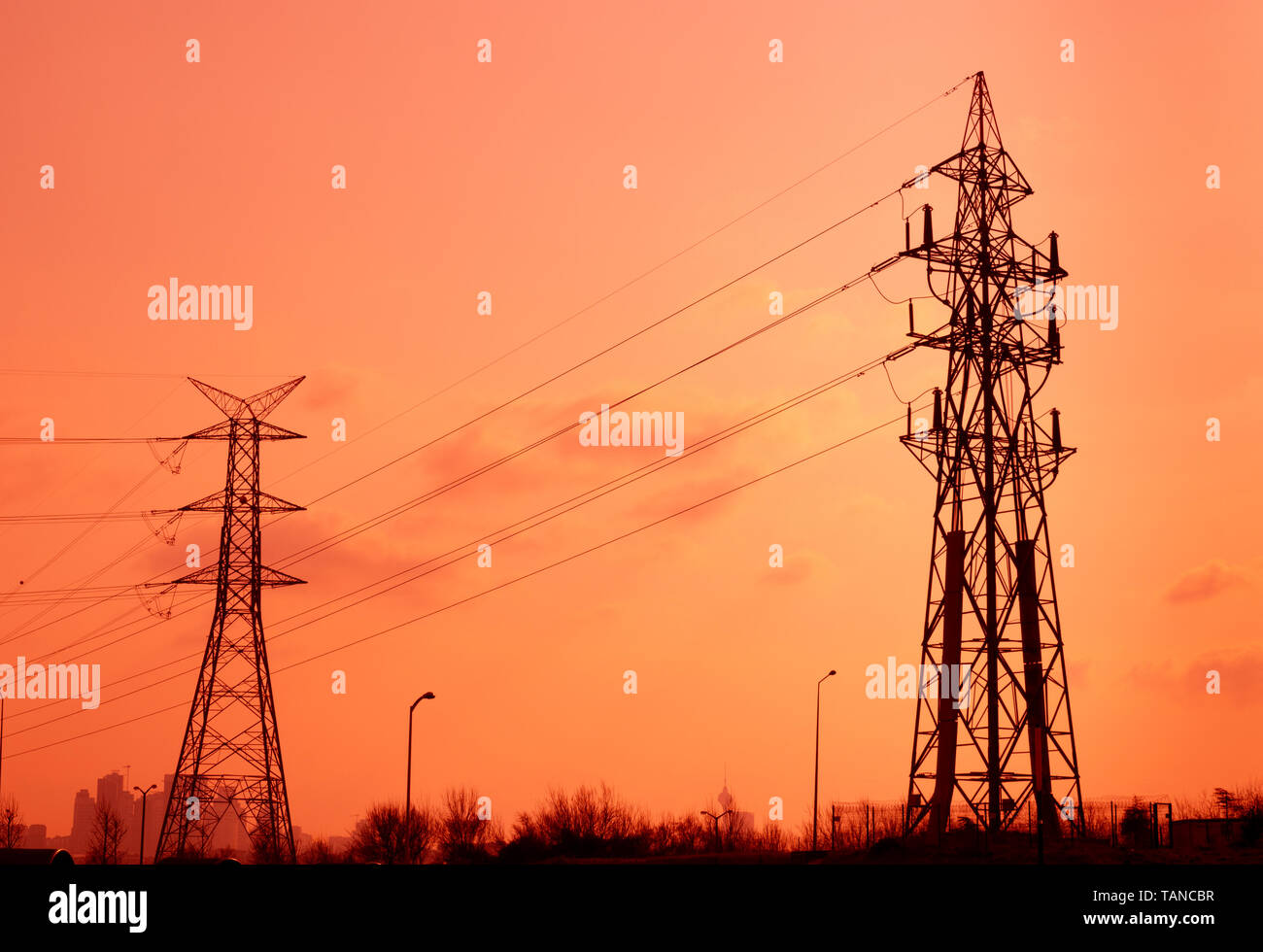 Alta tensione linea di trasmissione di energia elettrica dell'inquinamento atmosferico e il riscaldamento globale concetto Foto Stock