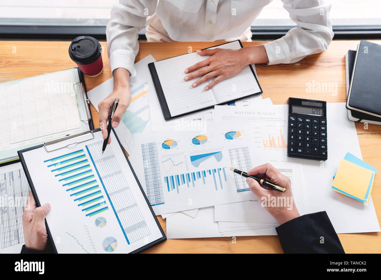 Imprenditori a discutere di progetto a puntamento incontro spiegando la sua idea di grafici e grafico collega di lavoro avente una riunione per la discussione del progetto. Foto Stock