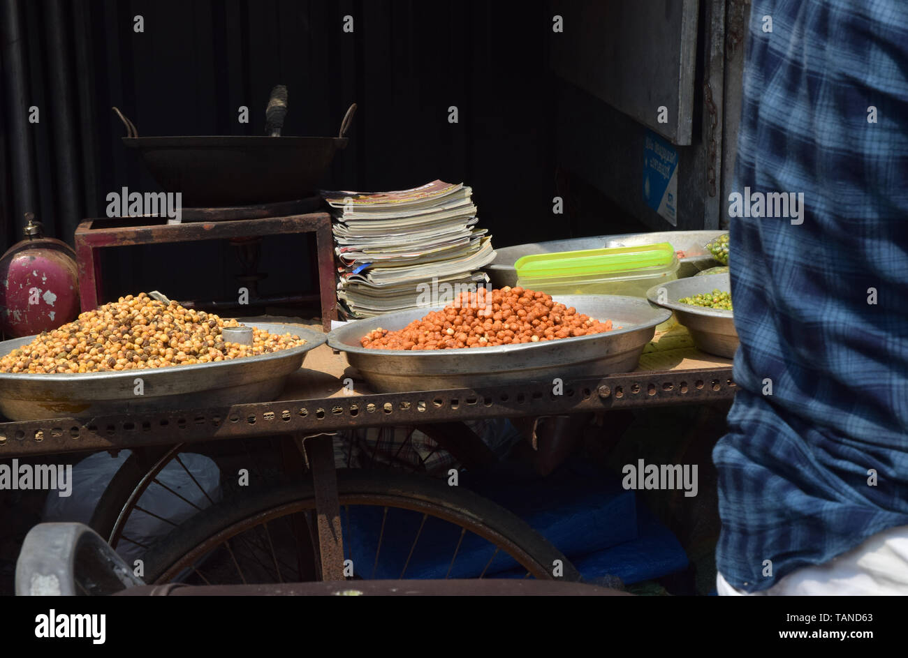 Spuntini per la vendita sul mercato in stallo, Kerala, India Foto Stock