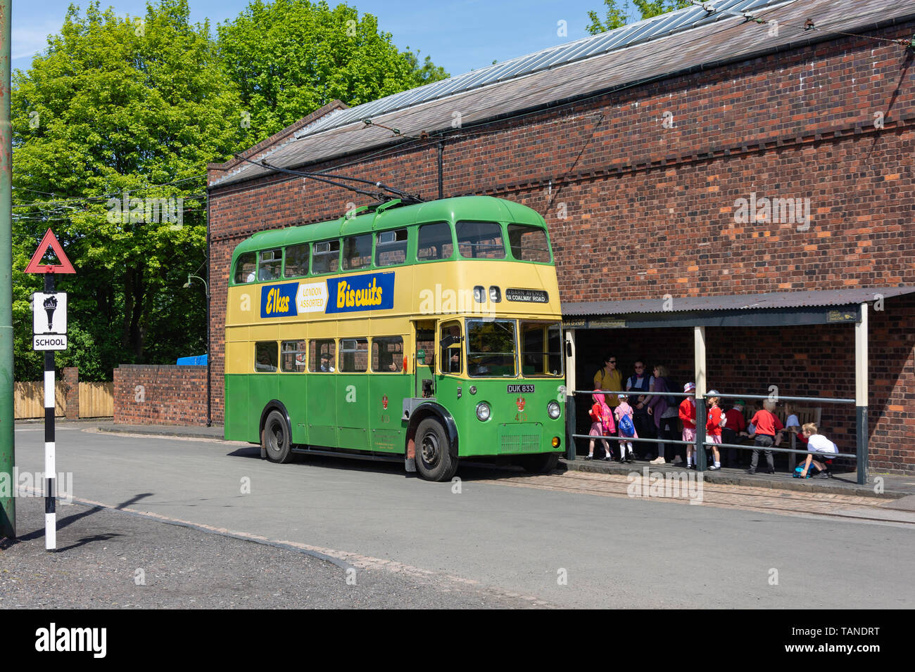 Scolari imbarco vintage double-decker tram in Black Country Living Museum, Dudley, West Midlands, England, Regno Unito Foto Stock