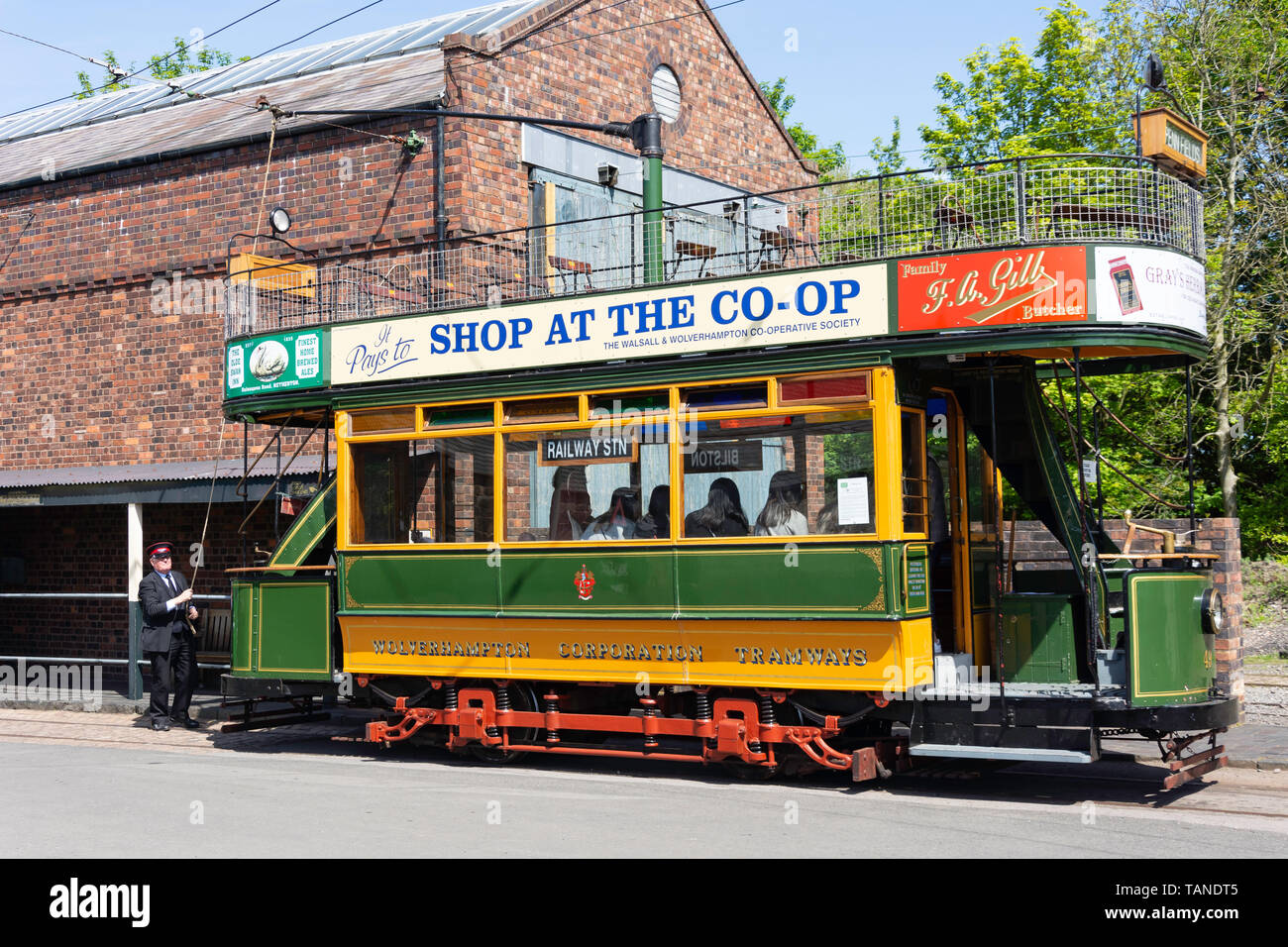 Vintage double-decker, open-top tram in Black Country Living Museum, Dudley, West Midlands, England, Regno Unito Foto Stock