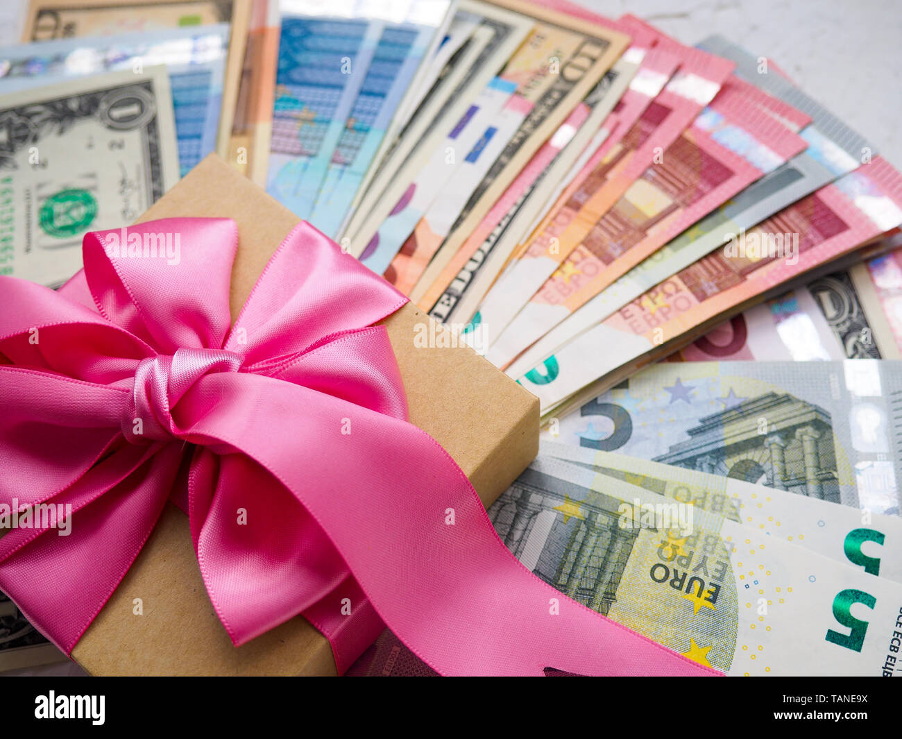 Denaro confezione regalo e un sacco di soldi per Natale, il denaro è il  miglior regalo, ipoteca Foto stock - Alamy