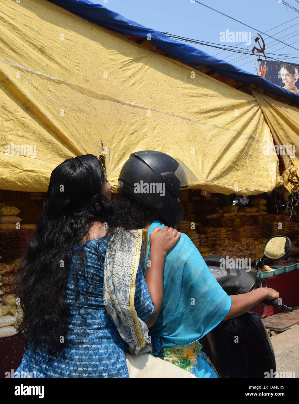 Due donne su scooter, Kerala, India Foto Stock