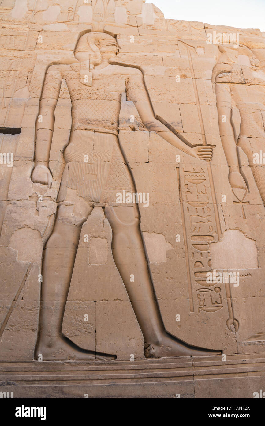 Bassorilievo del Tempio di Kom Ombo raffigurante il Faraone Foto Stock