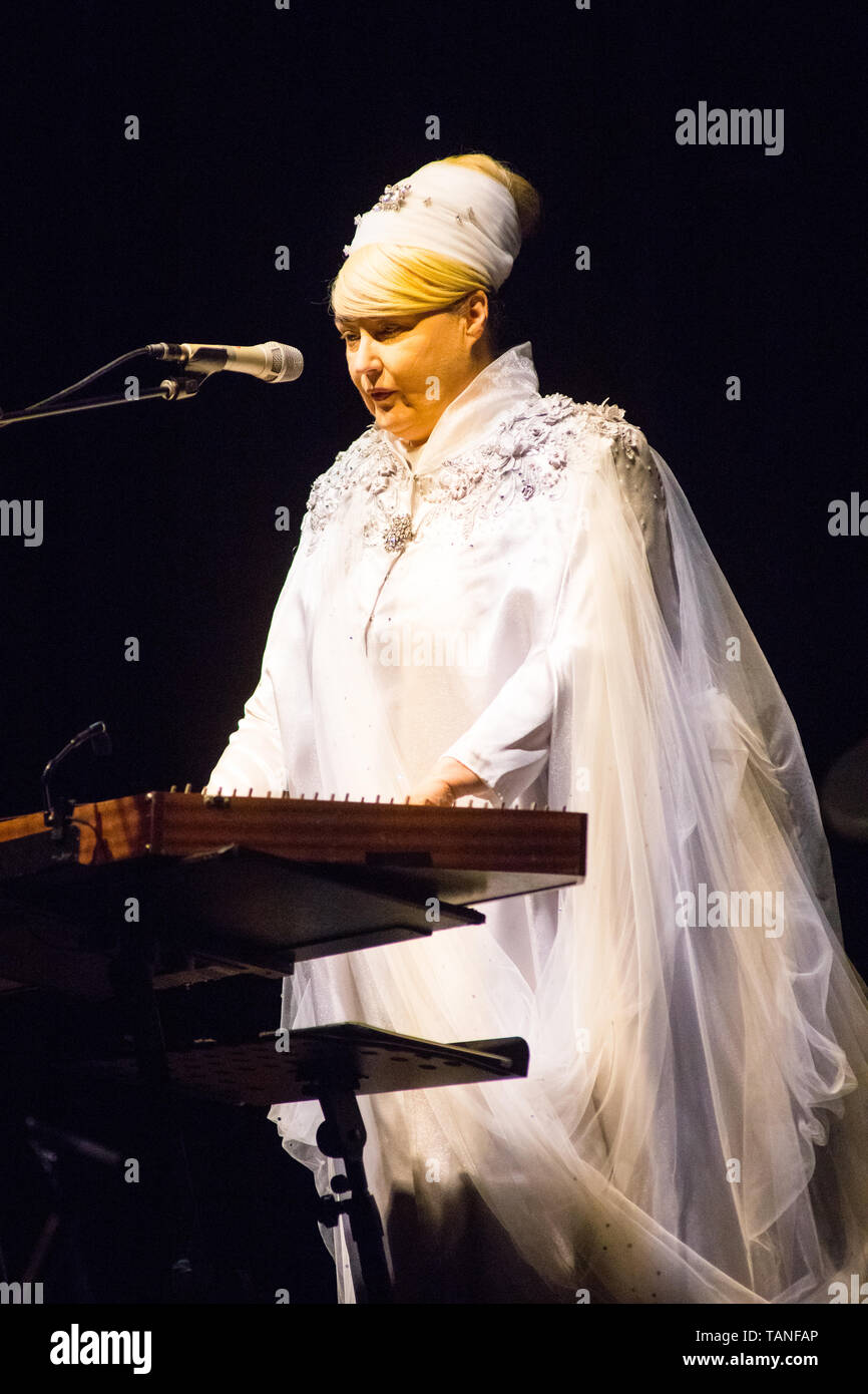 Milano Italia. 26 maggio 2019. Il duo Australian-British Dead can dance suona dal vivo in scena al Teatro Degli Arcimboldi durante il "Una celebrazione - Life & Works 1980/2019 Tour' Foto Stock