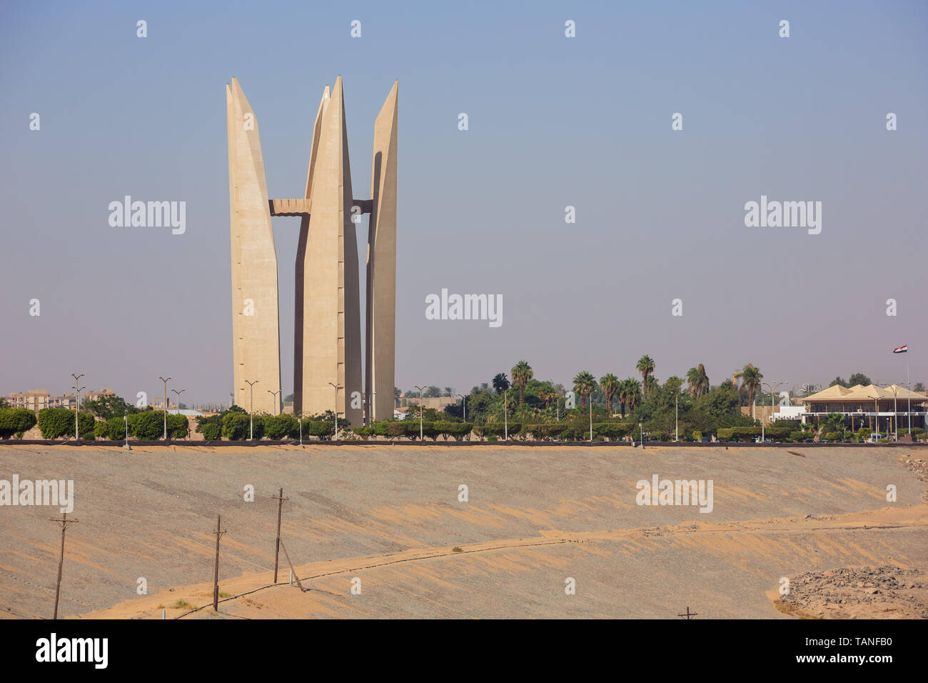 Il lato posteriore della diga di Assuan con la strada di accesso Foto Stock