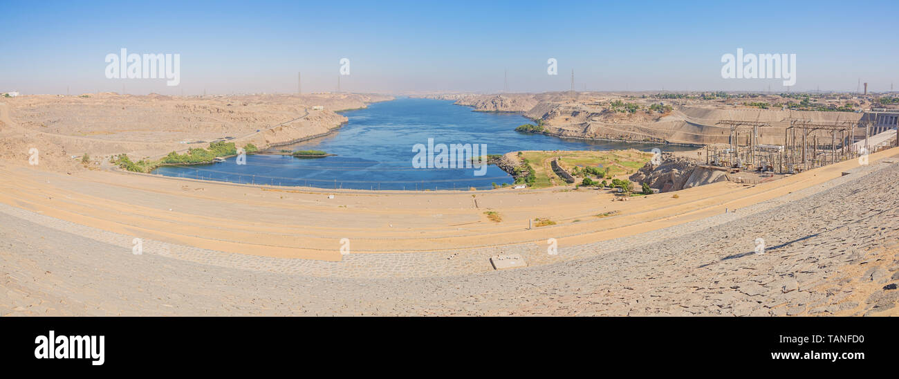 Panorama del Nilo dopo la diga di Assuan in direzione di Aswan Foto Stock