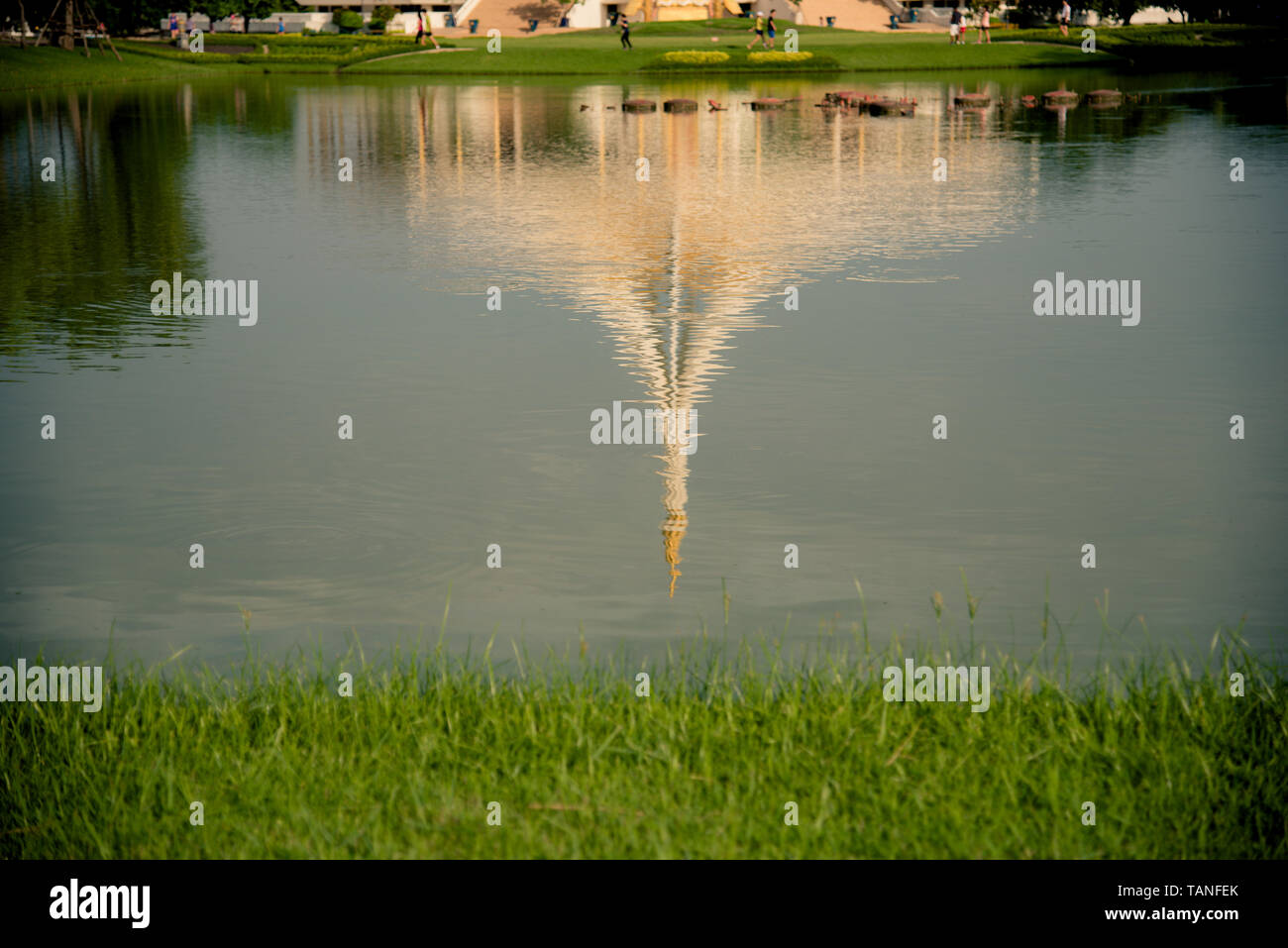 Una riflessione di edificio a Suan Luang Rama 9. Park Bangkok in Thailandia. Foto Stock