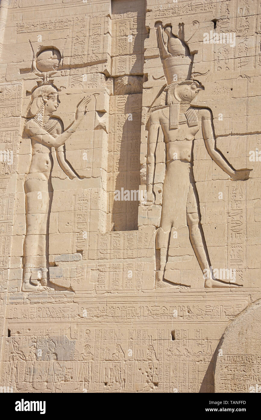 Bassorilievo di Hathor e Horus nel tempio di Iside nel lago Nasser Foto Stock