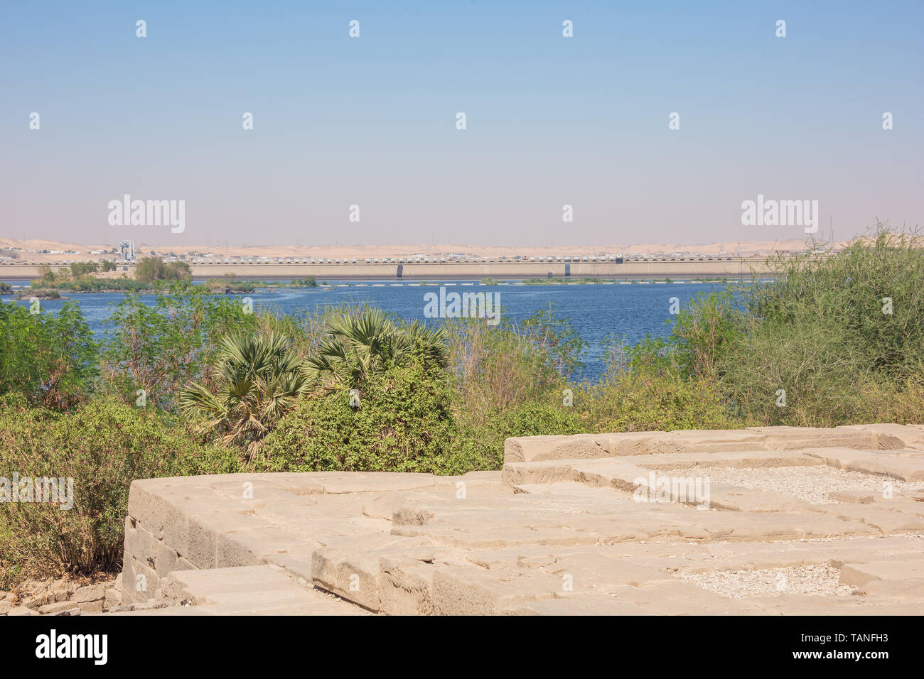 Vista in lontananza la bassa di Aswan dam visto da di Agilkia isola nel Lago Nasser Foto Stock