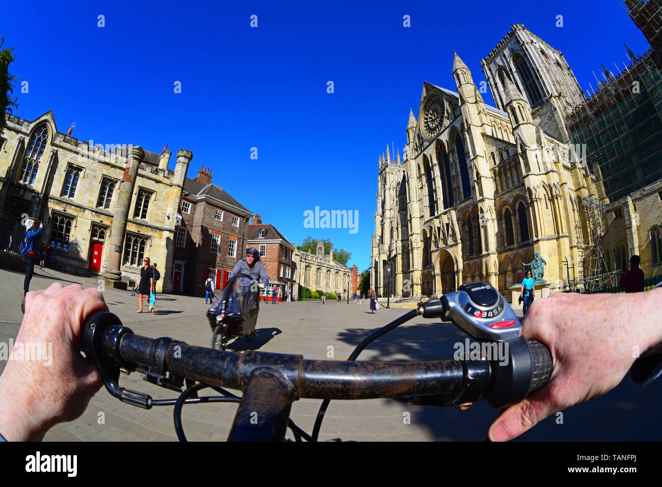 Ciclista passato a cavallo Maestoso rosone della cattedrale di York Minster Yorkshire Regno Unito Foto Stock