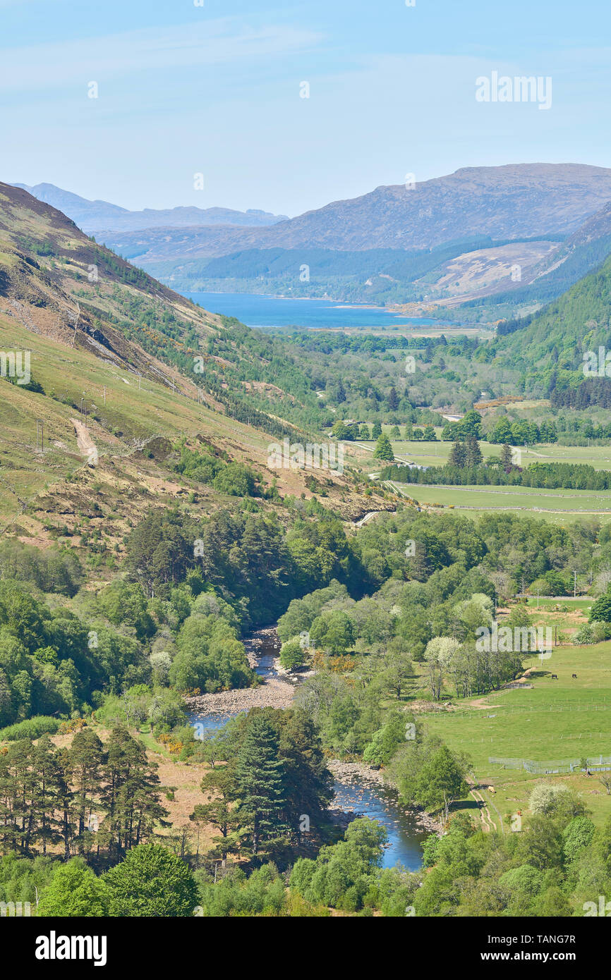 Scopa River Valley e campi che conduce a loch ginestra, Highlands scozzesi, Gran Bretagna. Foto Stock