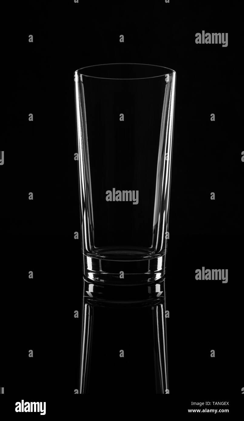 Vuoto di vetro alta, isolata su uno sfondo nero Foto Stock