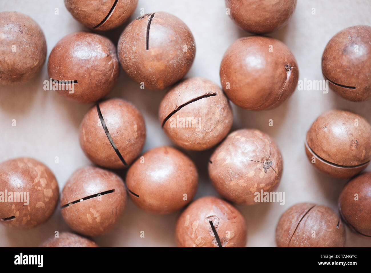 Noci di Macadamia closeup sul tavolo. Messa a fuoco selettiva. Alimentazione sana. Foto Stock