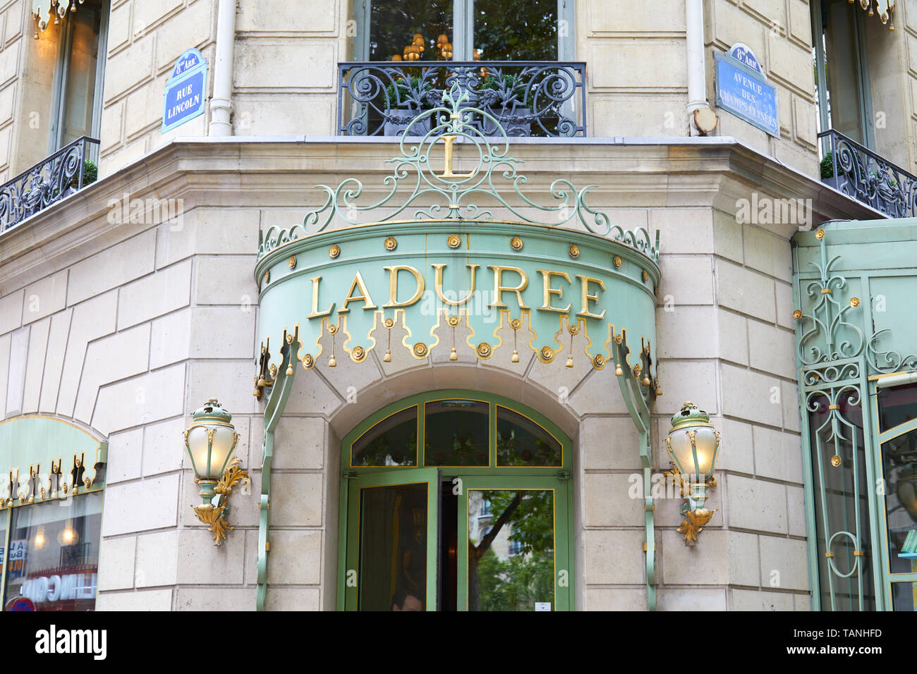 Parigi, Francia - 22 luglio 2017: Laduree famoso negozio di pasticceria entrata a Champs Elysees di Parigi, Francia. Foto Stock