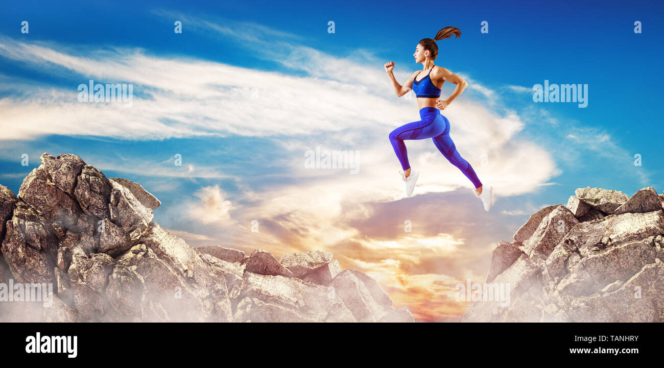 Sportivo da donna passare attraverso lo spazio tra le colline sopra lo sfondo del cielo. Foto Stock
