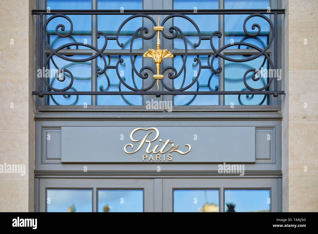 Parigi, Francia - 21 luglio 2017: Ritz hotel di lusso golden sign in place Vendome a Parigi, Francia. Foto Stock