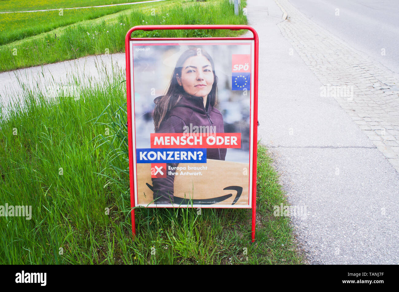 Poster di SPO, MENSCH ODER KONZERN, pre-campagna elettorale per il 2019 sulle elezioni per il Parlamento europeo in Altaussee, Austria, 25 maggio 2019. (CTK foto/Libor Foto Stock