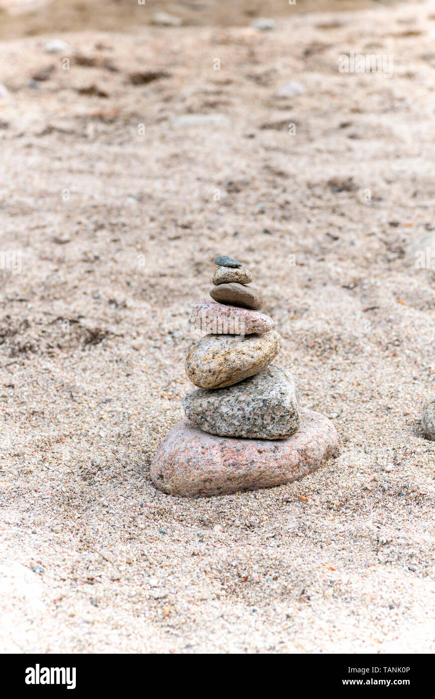 Pietre equilibrata pila circondato da sabbia, meditazione Zen Spa sfondo relax Foto Stock