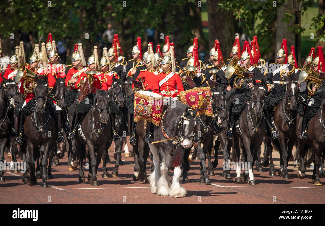 Constitution Hill, Londra, Regno Unito. 25 maggio 2019. Banda della cavalleria della famiglia presso i principali generali revisione per Trooping il colore 2019. Foto Stock