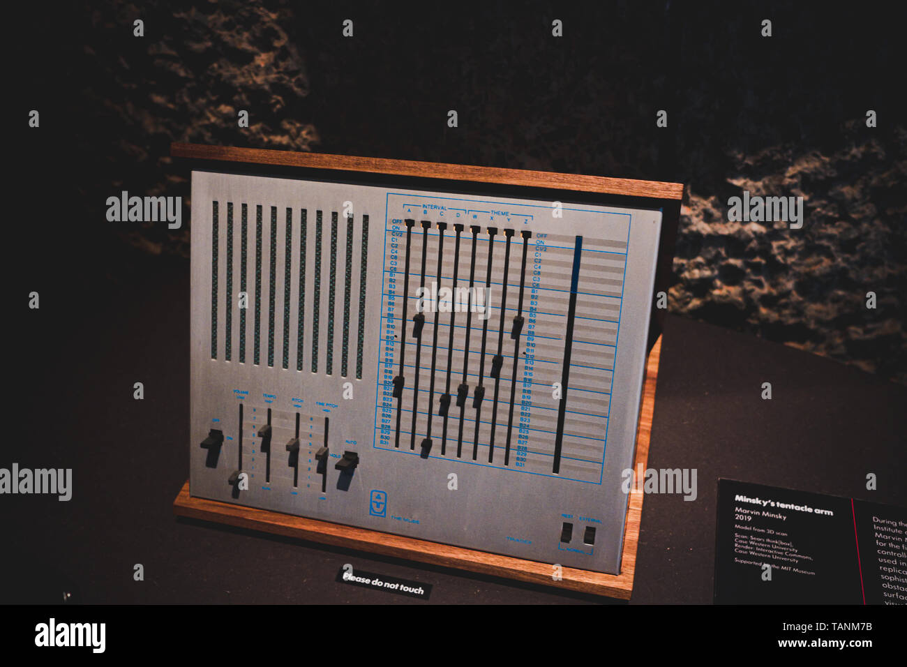 Il suono analogico modello - 'AI: più di umani' mostra presso il Barbican Centre - Londra - Maggio 2019 Foto Stock