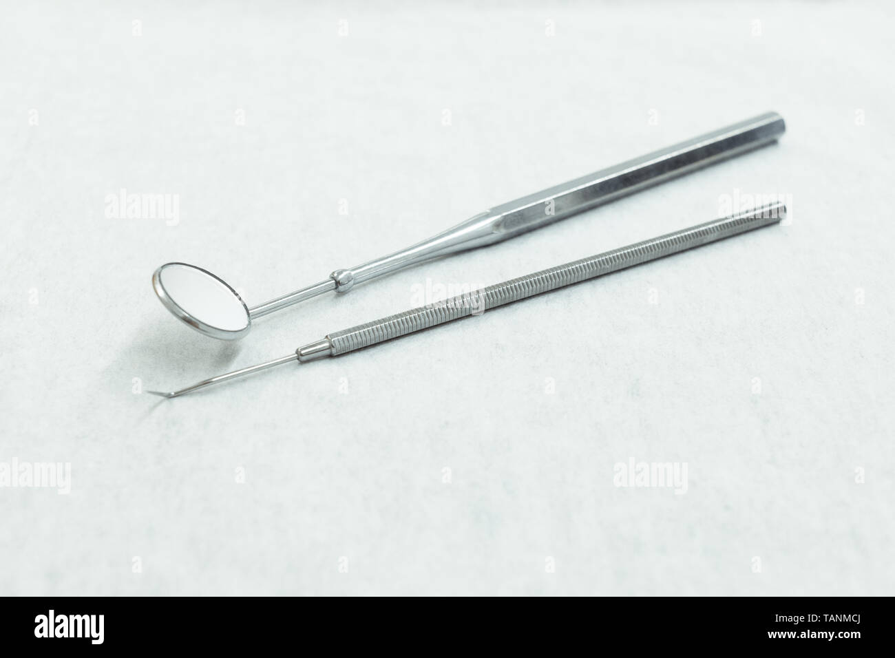 Concetto di dentista, strumenti dentali su sfondo bianco - Foto Stock