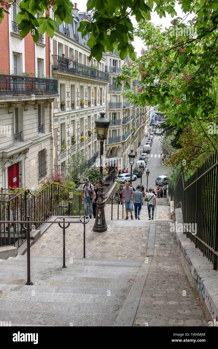 Guardando verso il basso le fasi di Rue Paul-Albert in Montmartre, Parigi Foto Stock