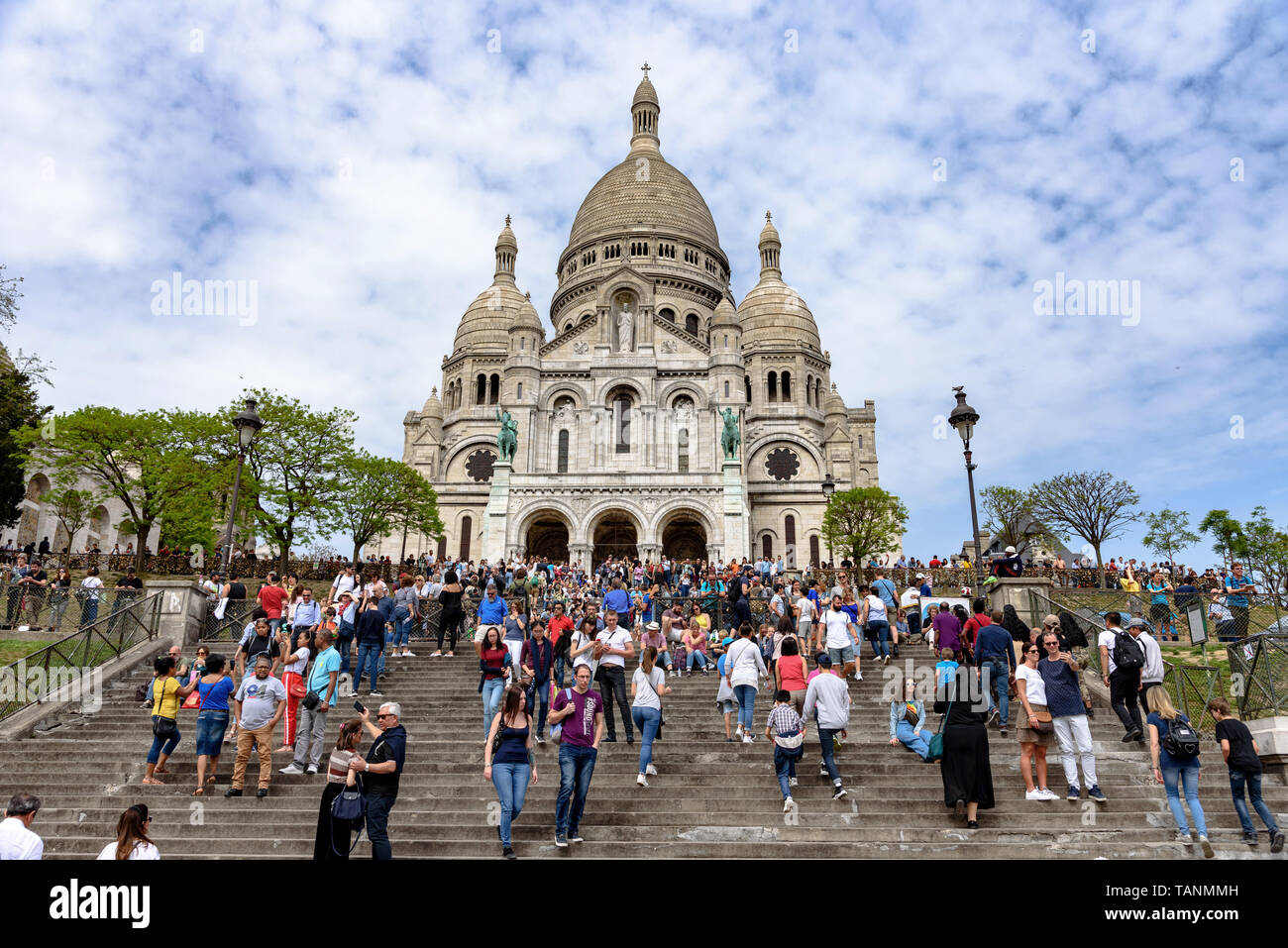 I turisti affollano le fasi prima del Sacré-Coeur basilica in un giorno di primavera Foto Stock