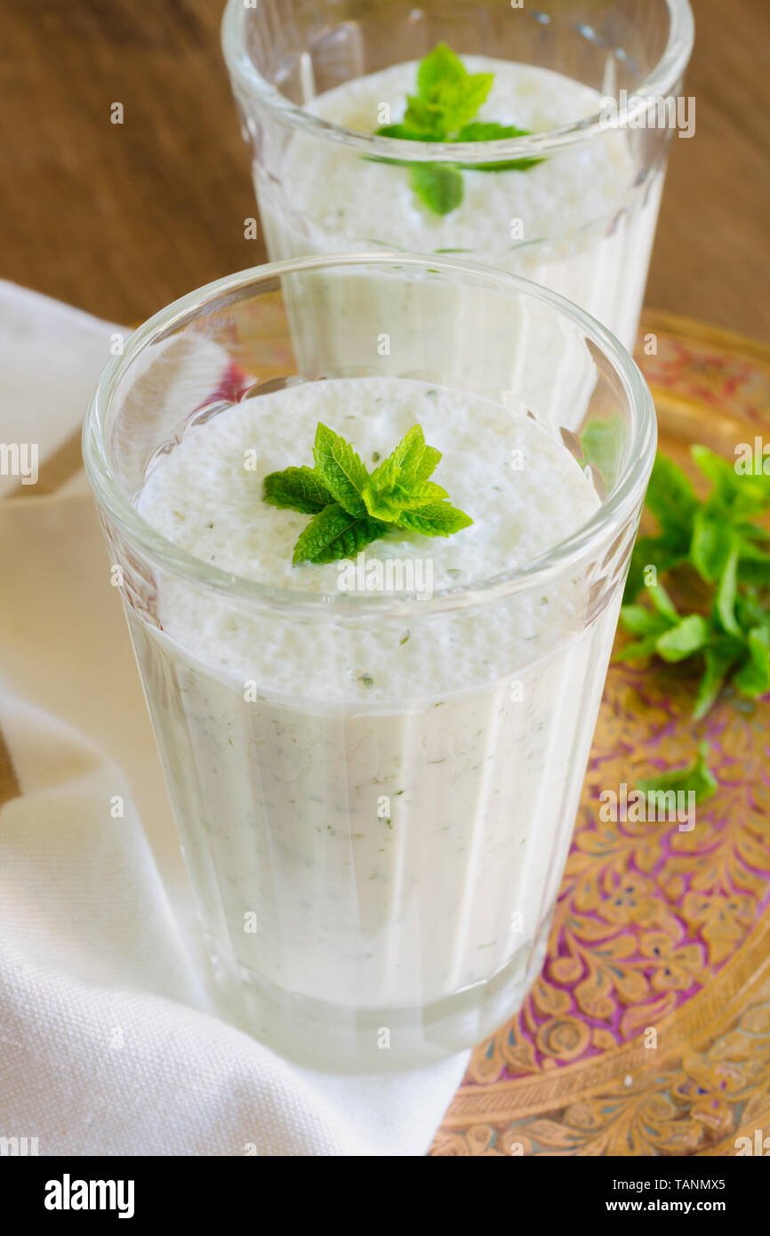 Salate Menta Lassi un famoso yogurt drink da India ha fatto con la menta e zenzero Foto Stock