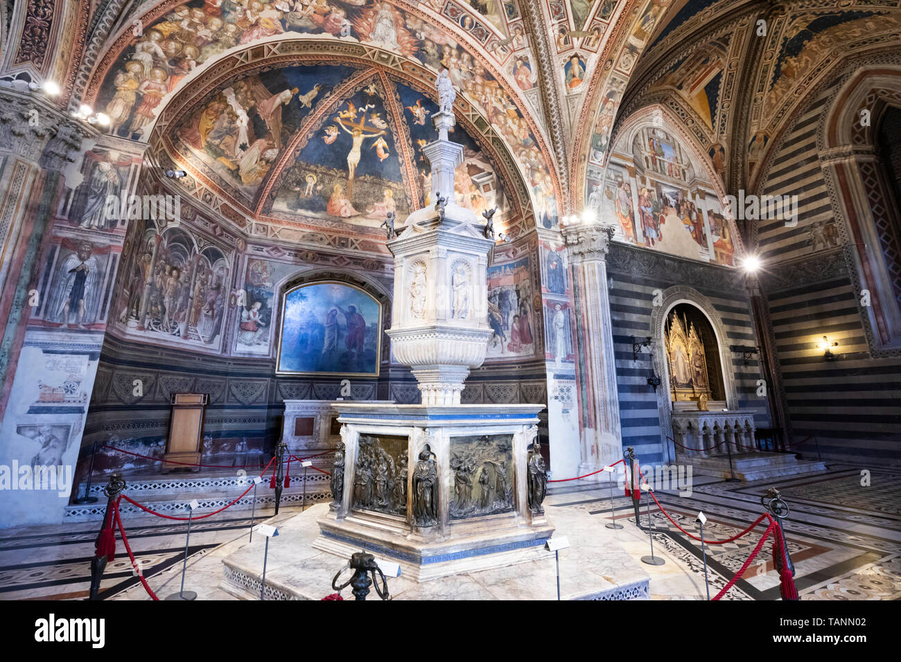 Il fonte battesimale all'interno del Battistero di San Giovanni, Siena, in provincia di Siena, Toscana, Italia, Europa Foto Stock