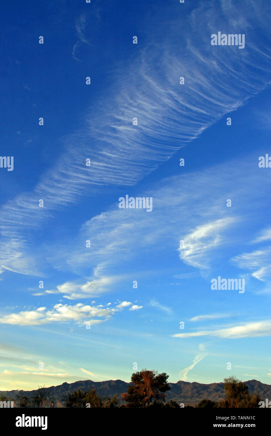 Cielo blu, il bianco delle nuvole Foto Stock