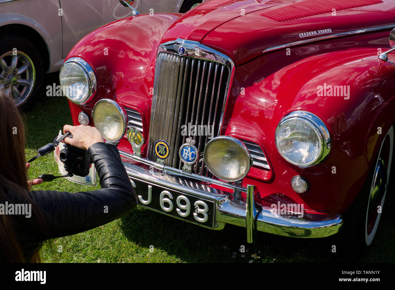 Il fotografo che incornicia un dettaglio shot sulla griglia di una Sunbeam Talbot 1953 modello anno al Vintage e Classic Car tour sulla Cattedrale di Wells verde. Foto Stock