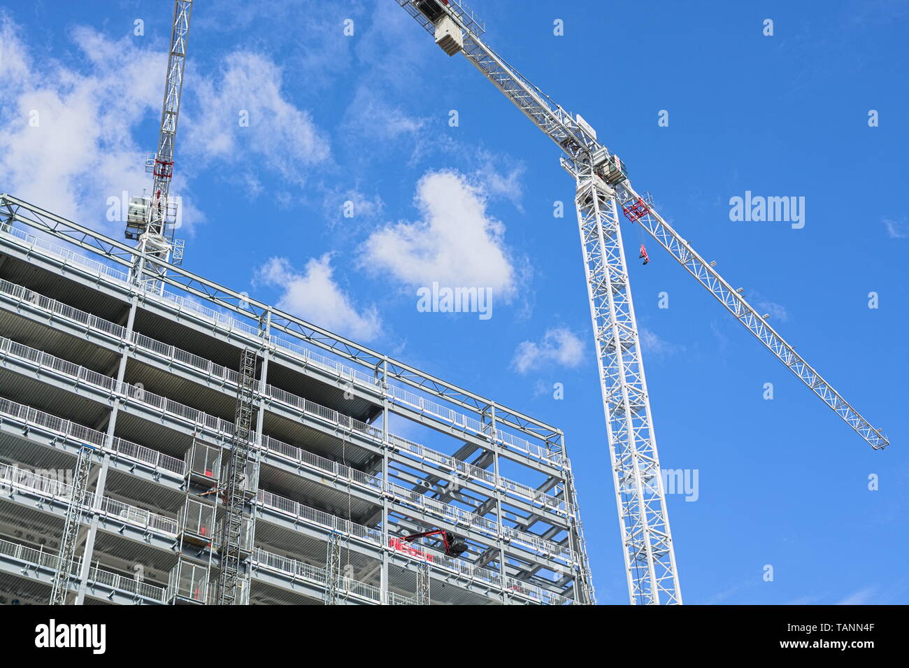 La costruzione di edifici e la gru. Blue sky. Foto Stock